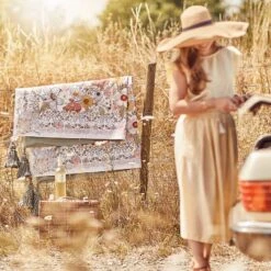 Nappe De Pique-nique BETWEEN FLOWERS 16 Nappe De Pique-nique BETWEEN FLOWERS -Produits Menagers 1000399329 230801 021 MOOD DETAILS P000000001000399329 mood